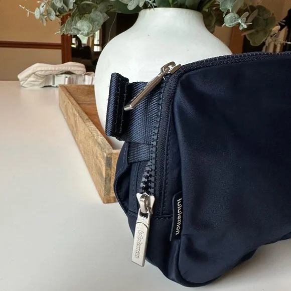 Lululemon Navy Blue Belt Bag 2L - Picture 3 of 4